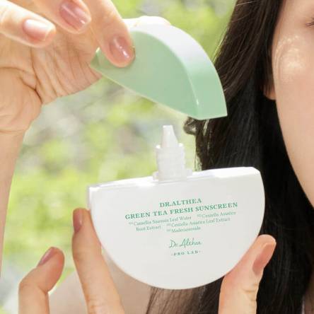 Успокаивающий солнцезащитный крем Dr. Althea Green Tea Fresh Sunscreen SPF50+ PA++++ - 45 мл