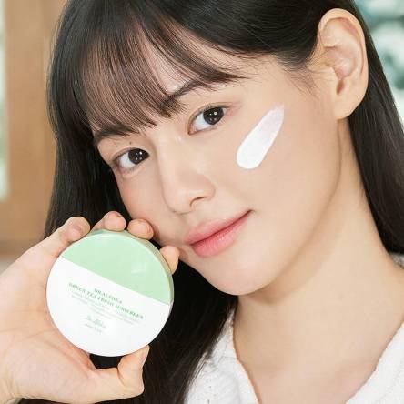 Успокаивающий солнцезащитный крем Dr. Althea Green Tea Fresh Sunscreen SPF50+ PA++++ - 45 мл